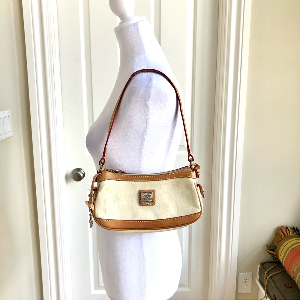 Sold Dooney & Bourke Shoulder Bag in Cream Tan Canvas Leather Signature Logo Y2K - Picture 1 of 7